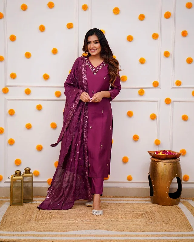 Women V Neck Embroidered Work Viscose Rayon Fabric Kurta & Pant With Dupatta Set - Taantav Cozy Full-Length Pants Women V Neck Embroidered Work Viscose Rayon Fabric Kurta & Pant With Dupatta Set - Taantav Cozy Full-Length Pants